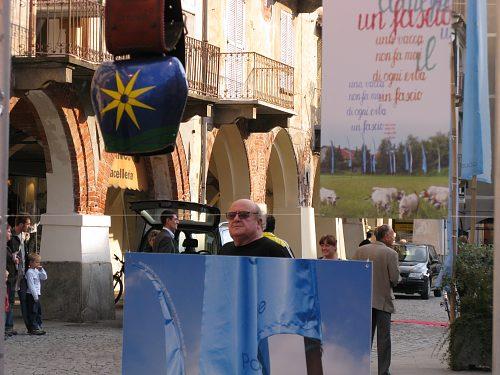 savigliano artistivaganti.JPG - Artisti vaganti nella piazza Santorre di Santarosa sognano gli alpeggi, spazi di dignità per "Madama la piemonteisa", la mucca di razza piemontese...